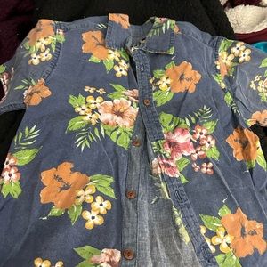 I’m selling a button up shirt